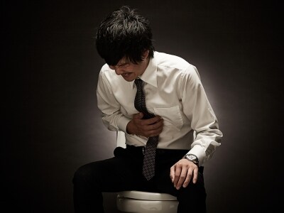 腹痛の原因は？痛みの種類と部位から予測【医師解説】