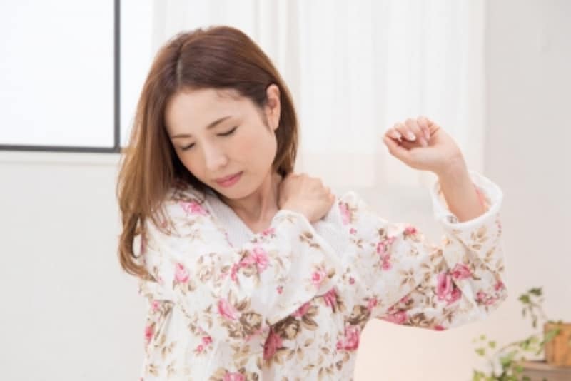 寝起きに体がバリバリになる「寝コリ」…肩こり・こわばり予防法