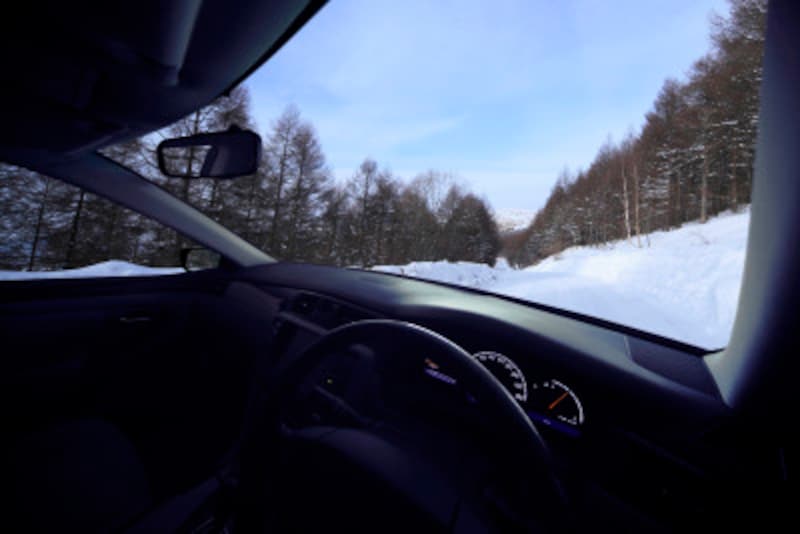 冬の車の暖機運転はなぜ必要？ エンジンをかけて時間を置くべき？