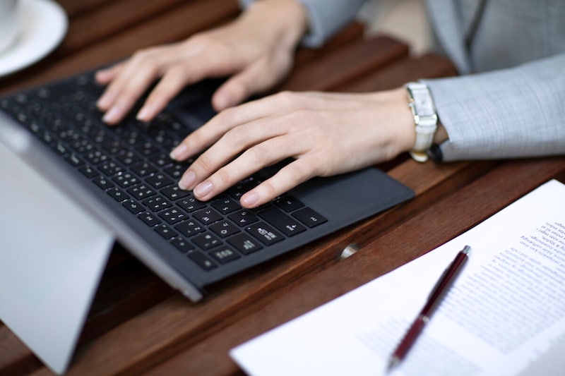 急ぎのビジネスメール……重要なメールだとアピールする方法とは？