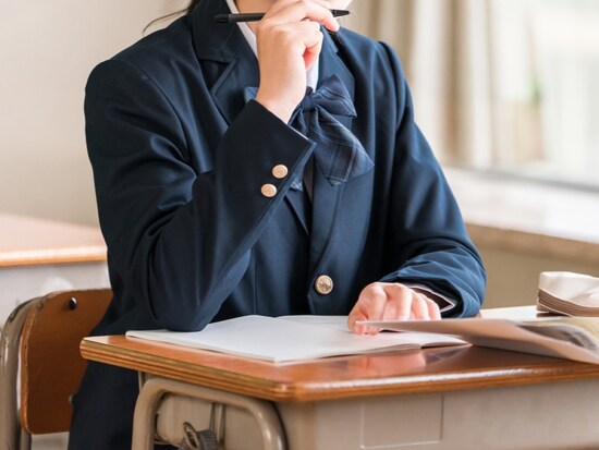 学校の「謎ルール」に適応したら優等生に……落ちこぼれ、浮きこぼれ、吹きこぼれは誰のせい？